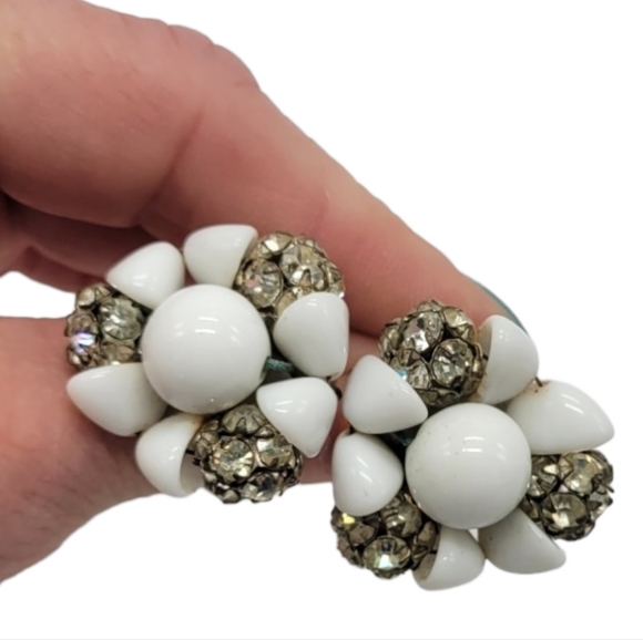 Vintage 1950s Milk Glass & Rhinestone Cluster Clip-On Earrings - Picture 3 of 6